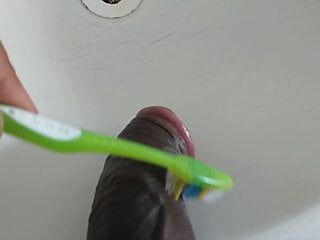 Saya membasuh batang saya di dalam sinki di Casa Do Corno