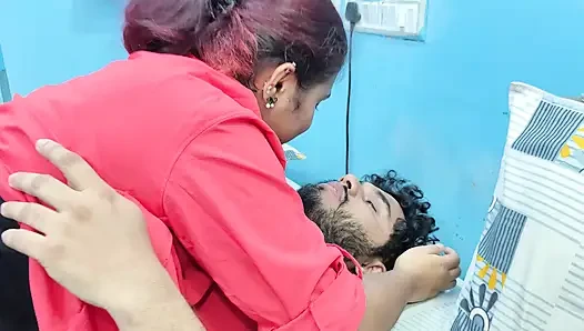 Kız oğlanı öpüyor ve ateşli romantizm
