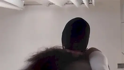 MilF mit verbundenen augen und geknebelt wird in muschi und mund gefickt