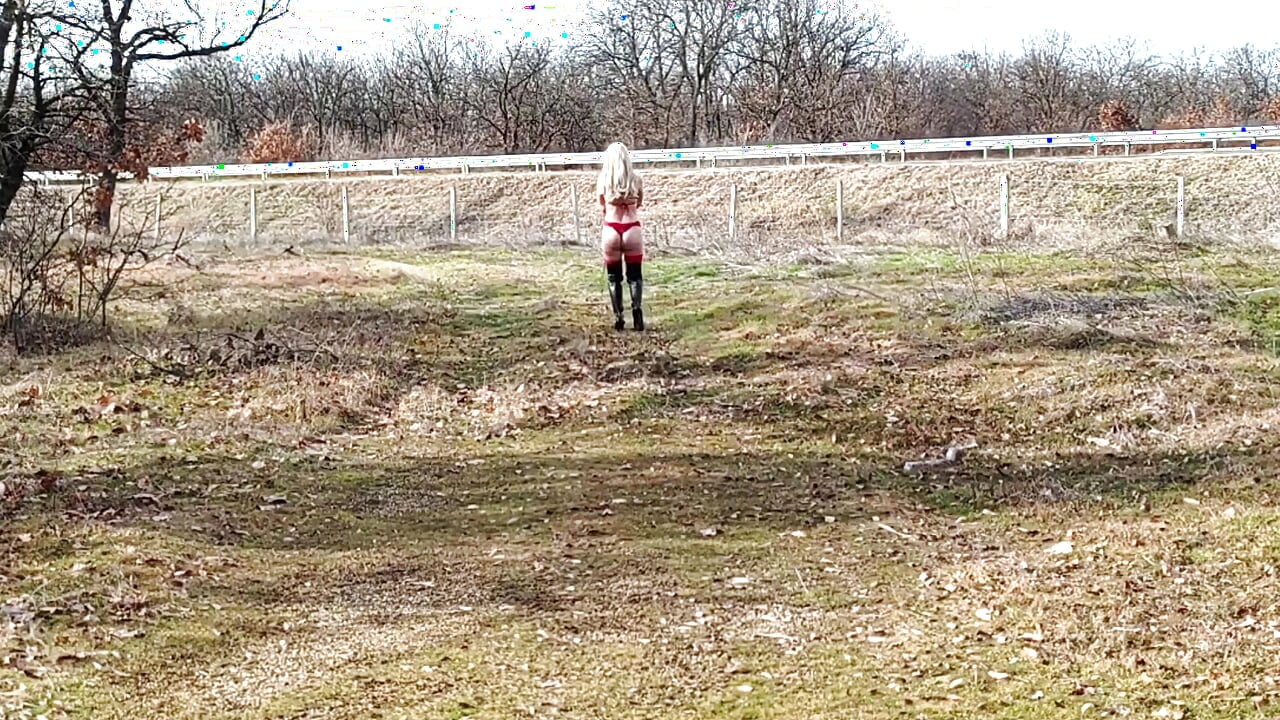 Mała dziwka rozbiera się z czerwonego body na autostradzie część 1