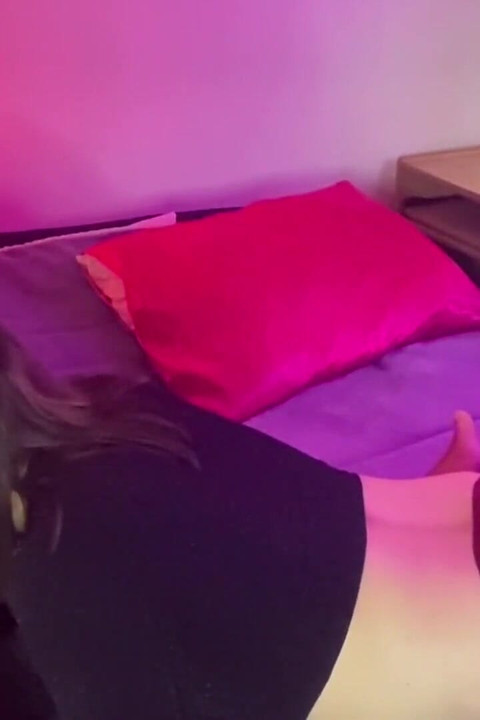 夕食に出かけた後、ホットなトランスジェンダーのエマ・インクが友人にフェラし、デザートにミルクをもらう