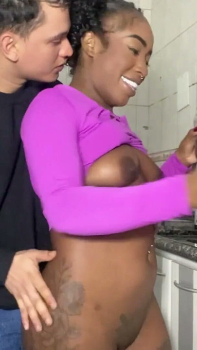 Comiéndose a la recién estrenada Bruna Black en la cocina en diferentes posiciones. | Clip 1