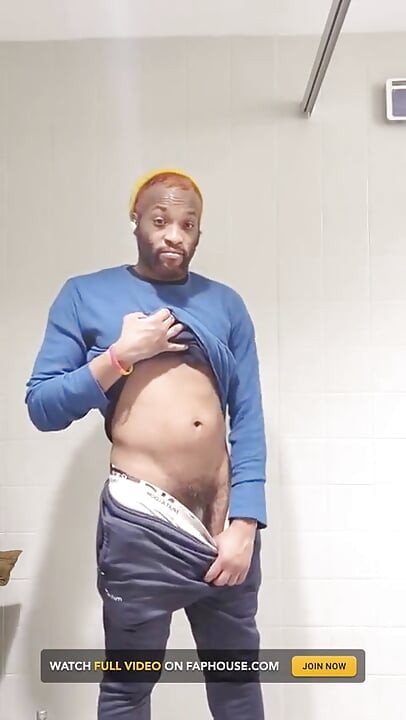 Kennie Jai si masturba al lavoro