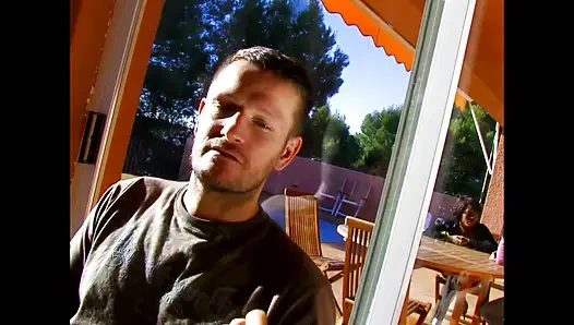 Şanslı adam iki genç sürtüğü havuz kenarında sikiyor