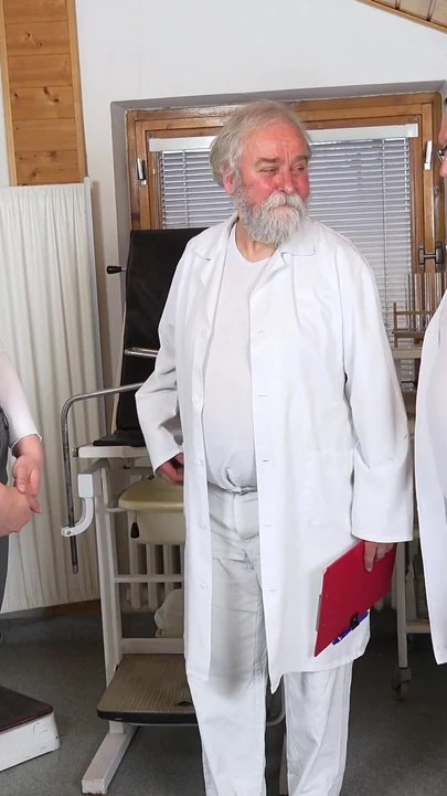 Momento cativante de "menina nerd de 18 anos Keira Flow feita para gozar várias vezes por dois velhos médicos"