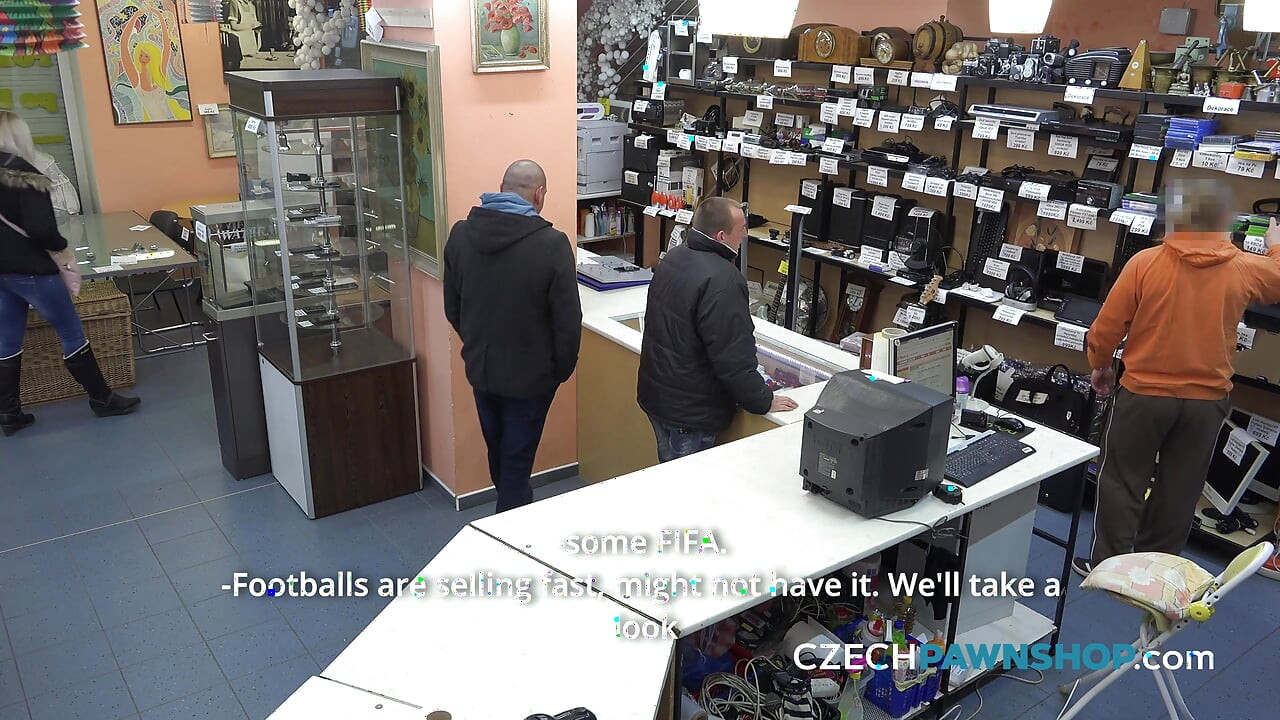 Die Frau mit der handtasche schluckt gerne (CzechPawnShop)