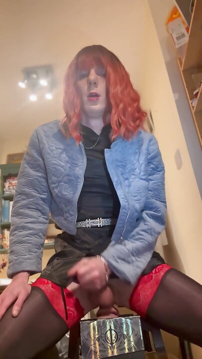 Jess Silk chevauche un gode