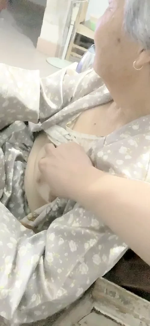 抚摸我的中国奶奶下垂的小奶子