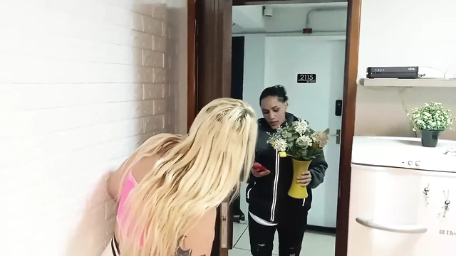 My Distant Stepcousin Working as a Florist in This Delivery Sucked My Pussy