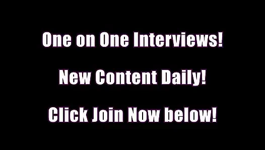 Apricot Pitts раздевается и поглаживает ее волосатую киску до кульминации