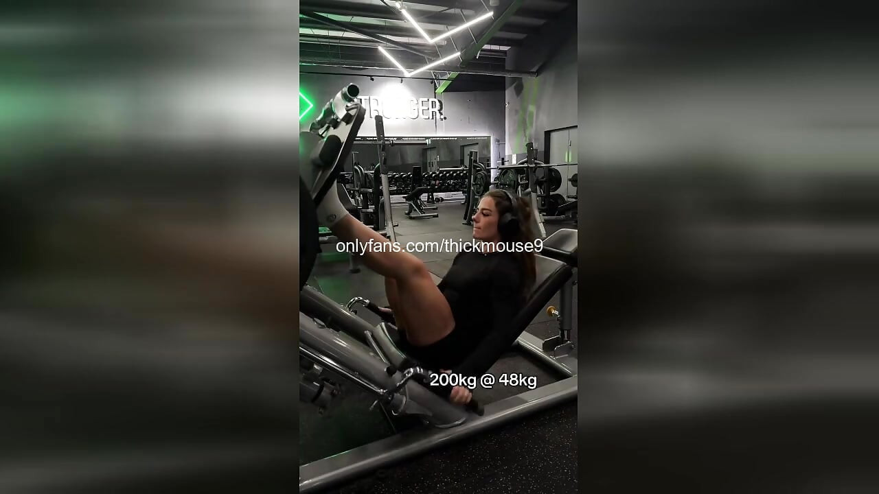 TikTok Live Gym Gangbang: 5 nieznajomych rasy 18yo cipki