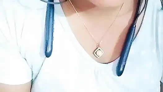 Desi's real bhabi pussy is squirming.