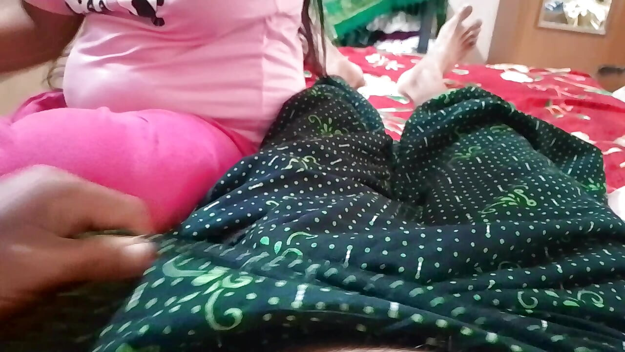 Menina indiana coloca o pênis da amiga na boca