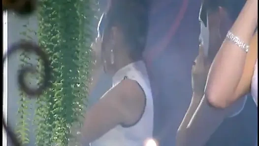 Cewek sange lesbian berbagi mainan seks umum untuk masturbasi