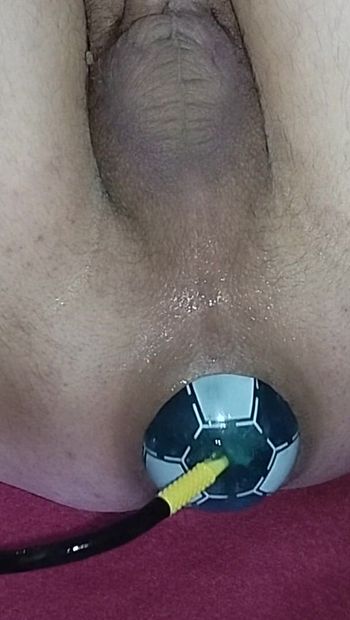 我的屁股阴户射出一个直径12厘米的足球。+ 慢动作