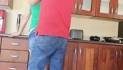 Kocam öğle yemeği için eve gelmeden önce beni sik