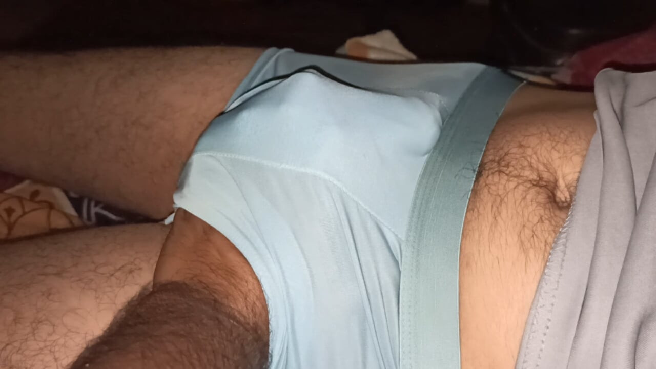 Prvi put otvaram donje rublje polubrata da vidim njegovu veliku guzicu koju sam htio pojebati u ponoć