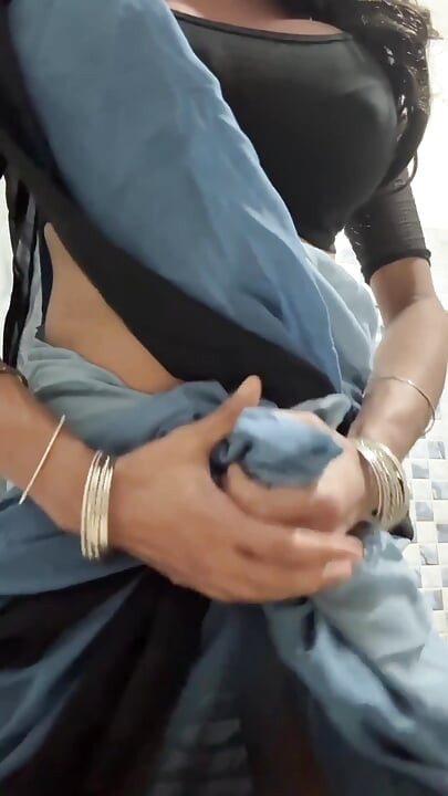 Travesti sari içinde mastürbasyon yapıyor