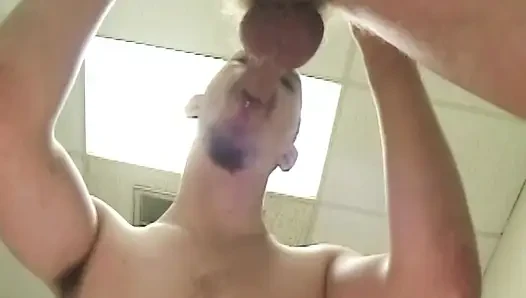 Blonder tätowierter hengst bekommt intensiven blowjob von reifem mann