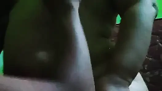 Hadi, meme uçlarını emerken amcığını sikelim