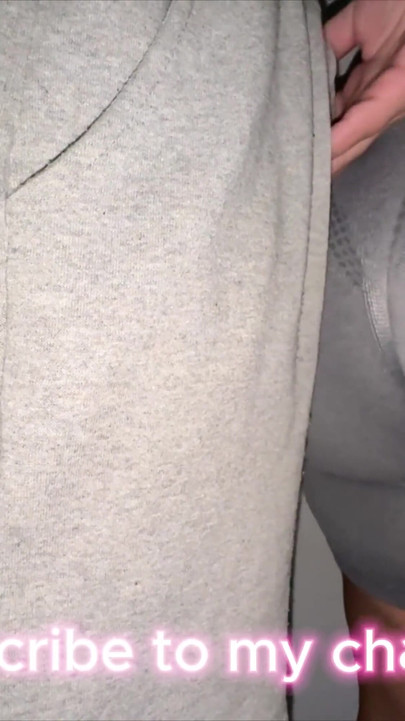 Nechá Cizince, Aby Se Jí Na Veřejnosti Dotýkal Zadku a Popadne Jeho Tvrdý Penis