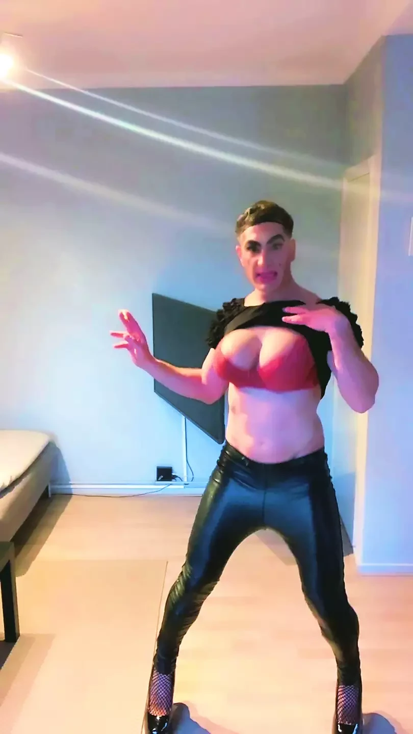 노출 트란니 Bimbo 흡연