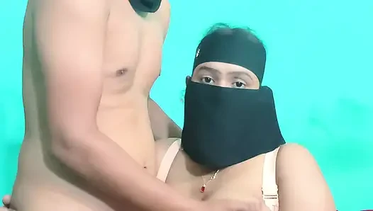Pasangan sange bangla ngobrol intens di malam hari yang penuh gairah