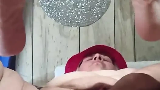 O kadar edepsiz edepsiz dildo sikişi yapıyor ve boşalıyor