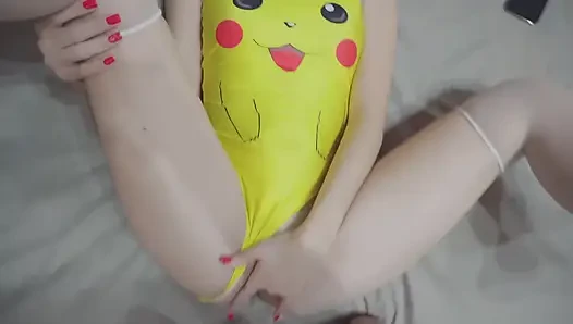Gadis pikachu lagi asik masturbasi memeknya sampai muncrat