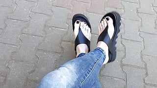 Eu mostro meus pés durante uma caminhada matinal pelo bairro