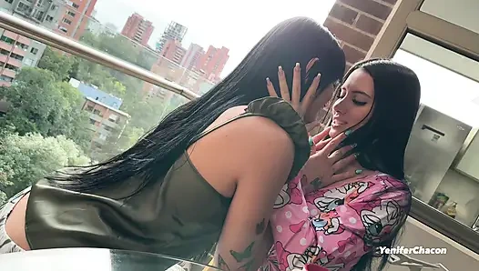 Пока моего бойфренда нет дома, я трахаю свою лучшую подругу