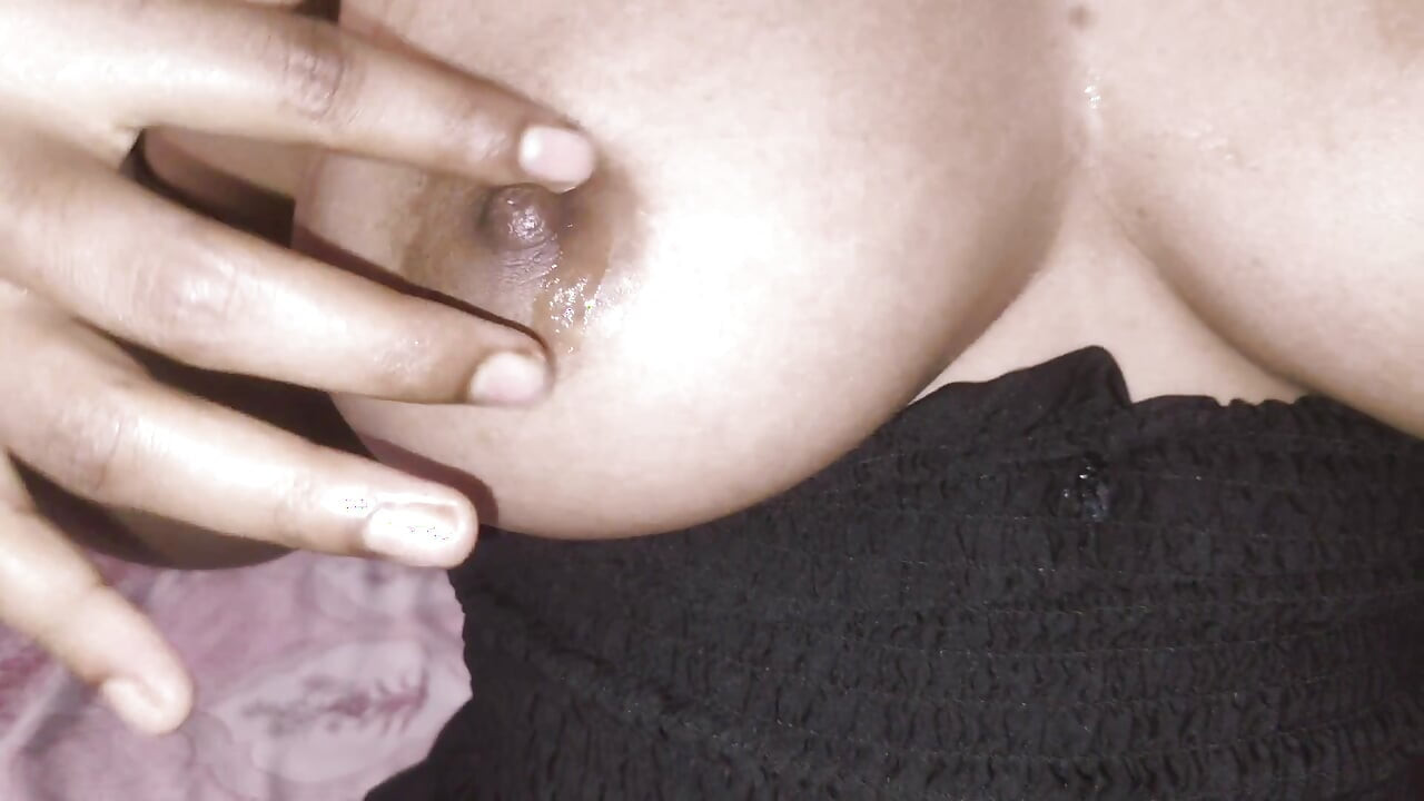 Indian Beautyfull dziewczyna daje lodzik pokazując gorące cycki