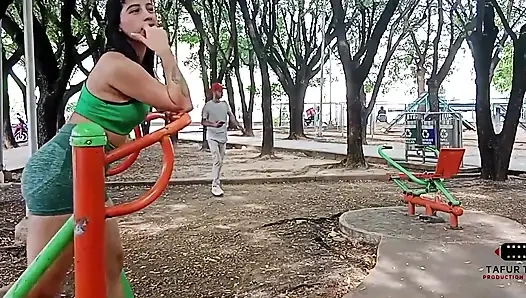 Parkta komşumu baştan çıkarıyorum ve amımı çok iyi sikmesi için ona para veriyorum tam hikaye