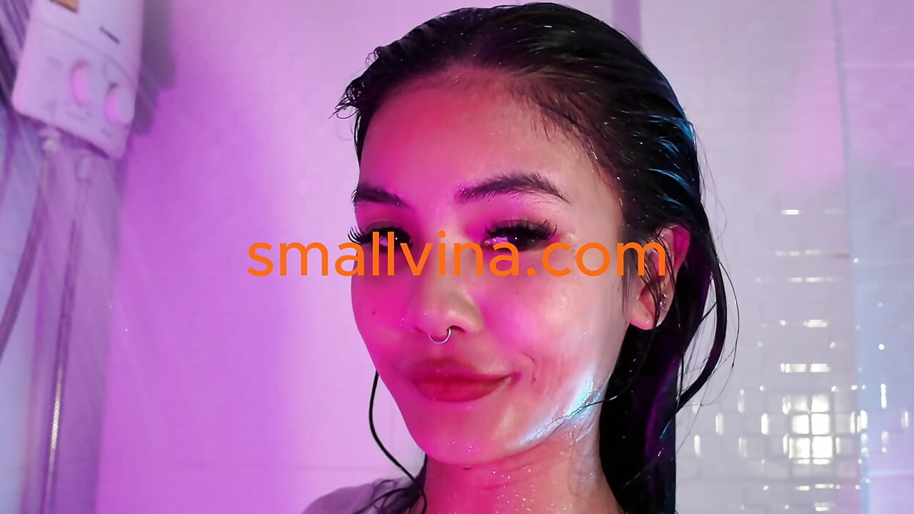 Amateur Asian Solo Shows Her Soaked Pussy On Cam