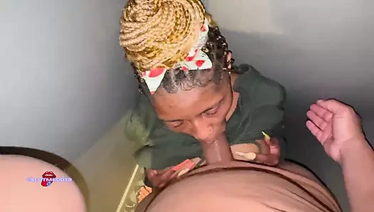 Minik genç kız bez bebek gibi sikiliyor. Zenci gırtlağını sikiyor, tükürüyor ve yüzüne dil sokuyor