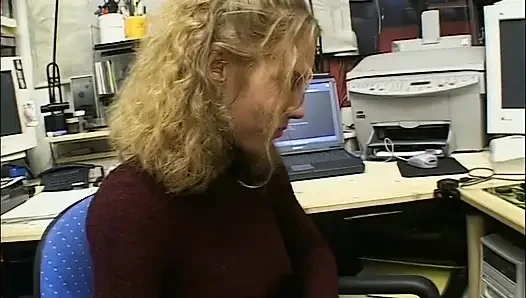 Blondine macht es während der arbeitszeit