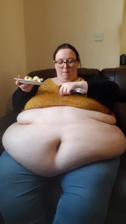 SSBBW яде торта с изпънат корем