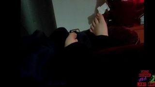 Movendo os pés no sofá de couro