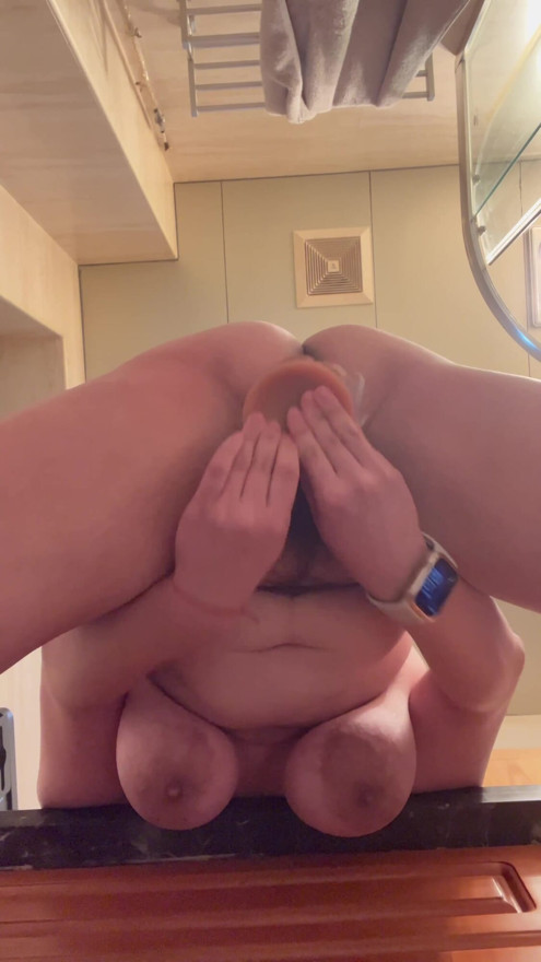 Fucked by a fake cock until the white pulp surges | Clip 1