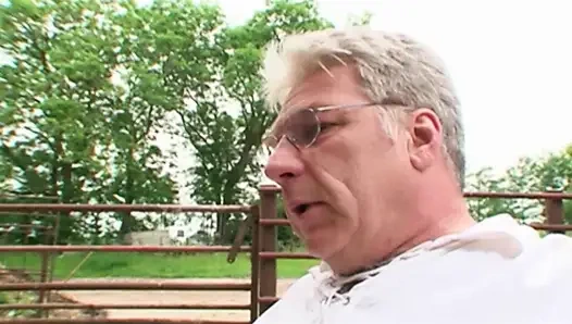 Gefesselte Blondine Unterwirft Sich Intensiven BDSM-dreier