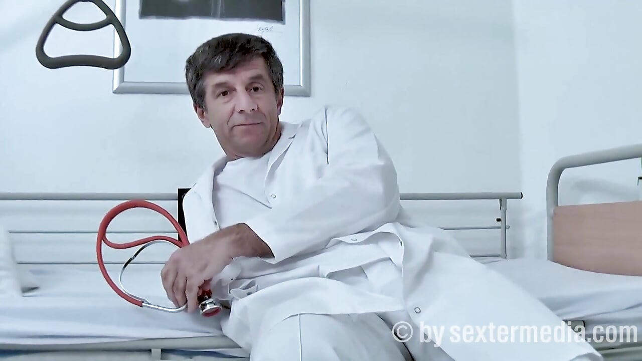 Tiener blond plast naar de dokter