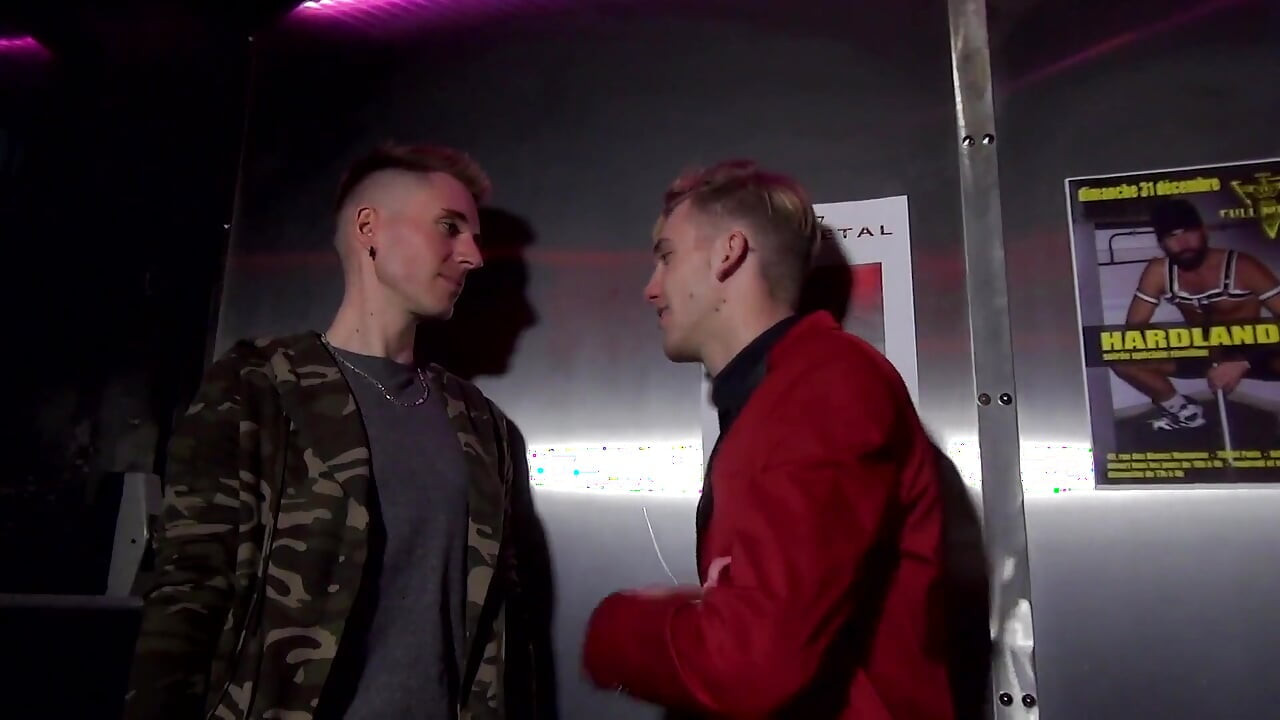 Intense fuck between two blondes