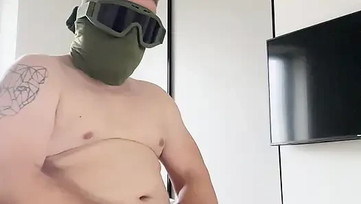 Seks oyuncağı ve yarakla oynuyor