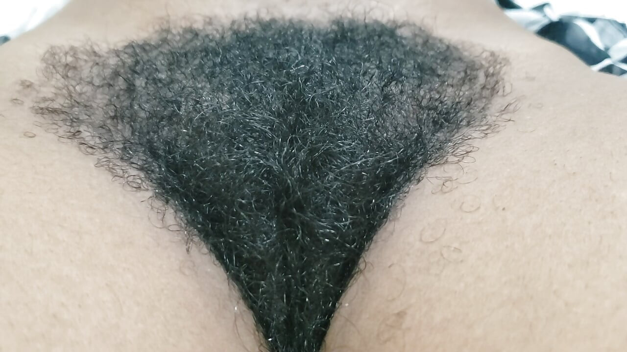 Amadora buceta peluda milf momentos com curvas naturais