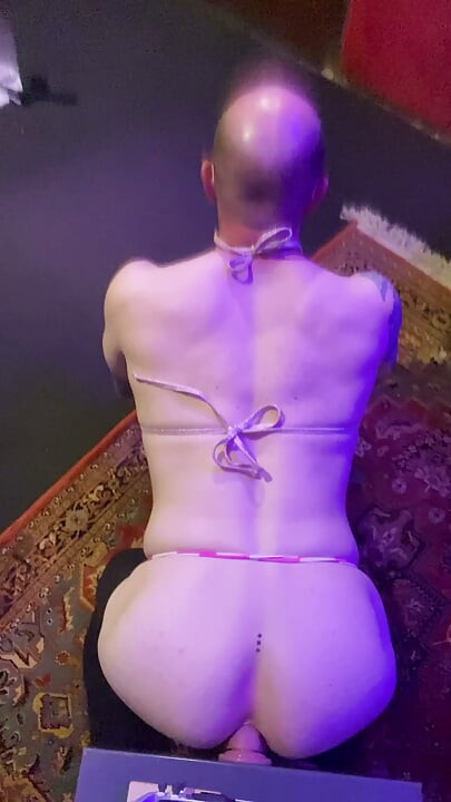 Sissy slet neukt dildo als een echte bottom die geobsedeerd is door het idee om een meisje te zijn en een daddy top die me bezit