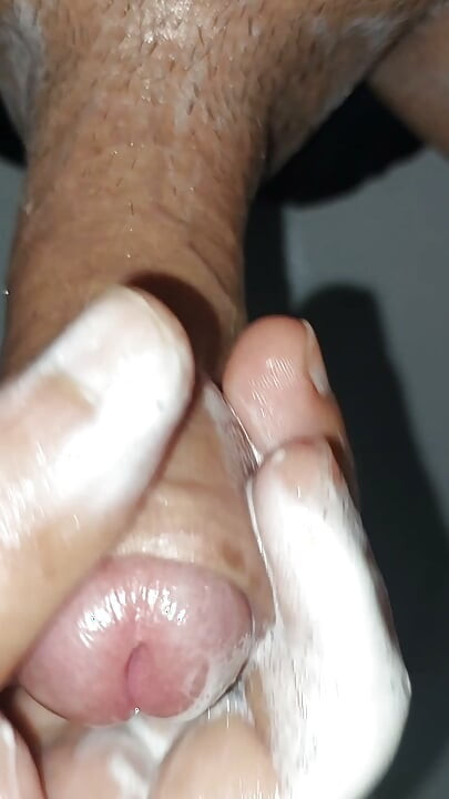Očuh i maćeha mi rade handjob u kupatilu