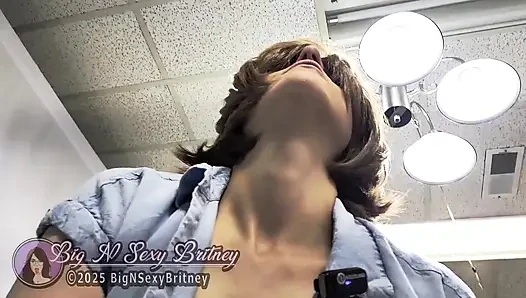Britney si ratu seksi rambut pirang dengan pantat bahenol lagi asik nyepong kontol ratu seksi dengan kontol besar