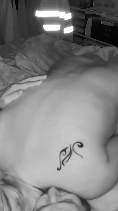 欲求不満の妻がしゃぶってから、彼の素敵なチンコに乗る |クリップ1