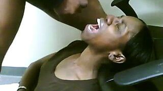 Chica obediente deja que el semen gotee en su boca después de una follada de garganta