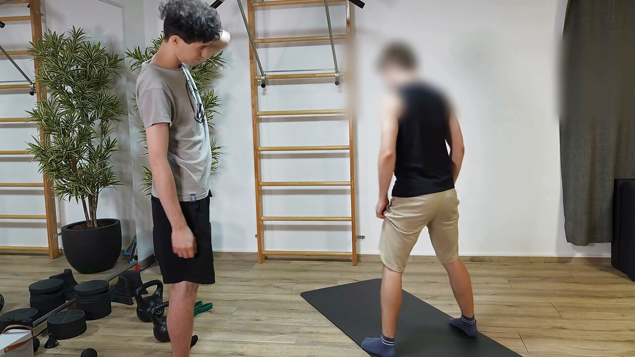 Aku mengisap teman gymku sampai dia orgasme di mulutku